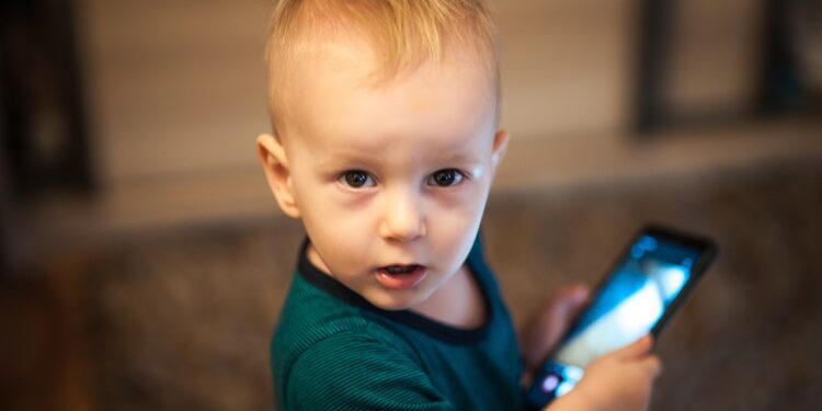 Inilah 5 Dampak Fatal Radiasi Handphone  Terhadap Anak, PENTING!