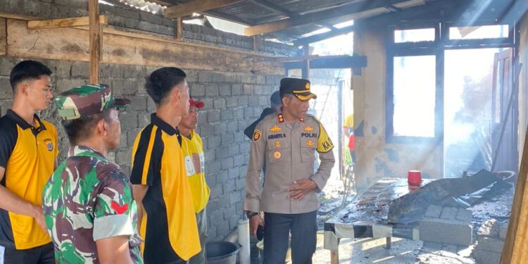 Rumah Warga di Lolak Ludes Terbakar, Kapolres Bolmong Datangi TKP dan Jenguk Korban di Rumah Sakit