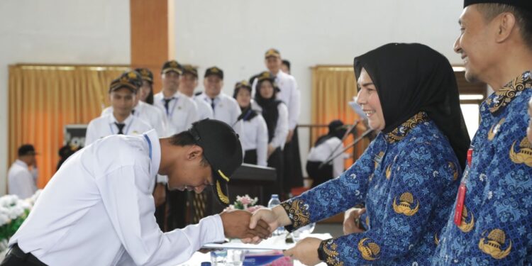 Wali Kota Tatong Bara Serahkan SK Pengangkatan P3K dan Tutup Latsar CPNS Formasi 2023