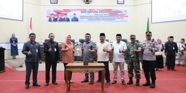 Wali Kota Kotamobagu Hadiri Rapat Paripurna Persetujuan Ranperda Pertanggungjawaban APBD 2022