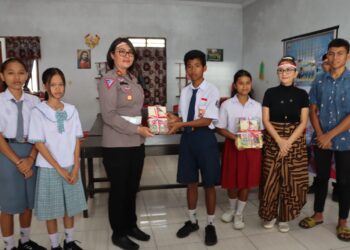 Polri Peduli Budaya Literasi, Polres Kotamobagu Salurkan Bantuan Buku di Sekolah dan Panti Asuhan