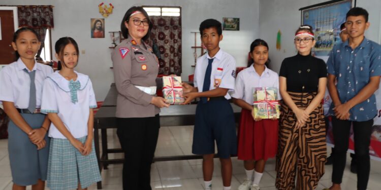 Polri Peduli Budaya Literasi, Polres Kotamobagu Salurkan Bantuan Buku di Sekolah dan Panti Asuhan