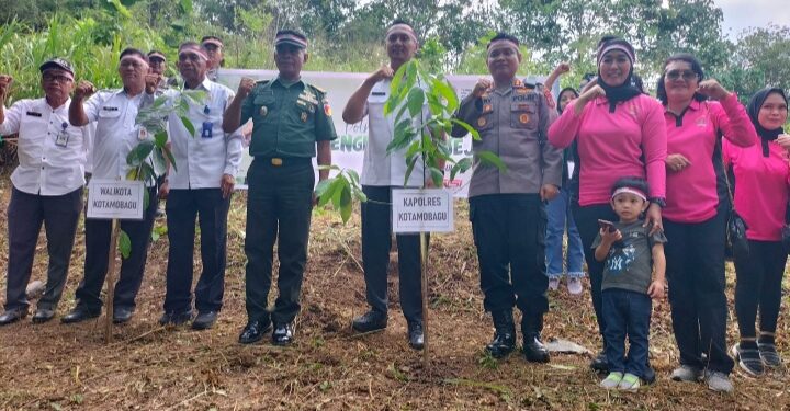 Menghormati Pahlawan dan Alam, Polres Kotamobagu Galang Aksi Penanaman 1000 Pohon