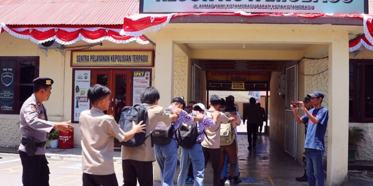 Berkeliaran Saat Jam Sekolah, Puluhan Siswa Terjaring Patroli Gabungan Polres Kotamobagu