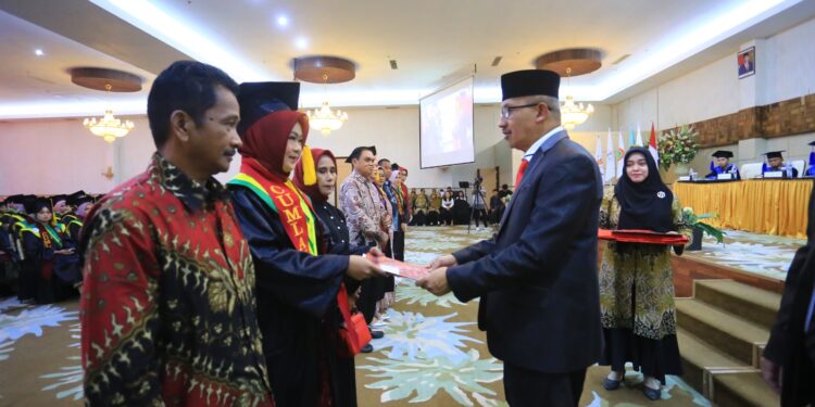 Pj Wali Kota Asripan Nani Hadiri Wisuda IKTGM Kotamobagu
