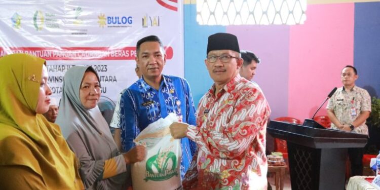 Pj Wali Kota Kotamobagu Salurkan Secara Langsung CBP Bagi Masyarakat Kota Barat