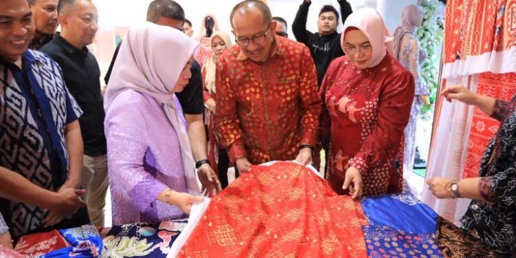 Pj Wali Kota Kotamobagu Resmikan Qim Bridal dan Zabay Batik Collection
