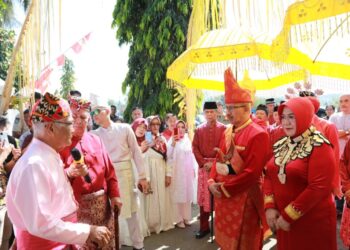 Pj Wali Kota Kotamobagu Ikuti Prosesi Adat Naik Rumah Dinas