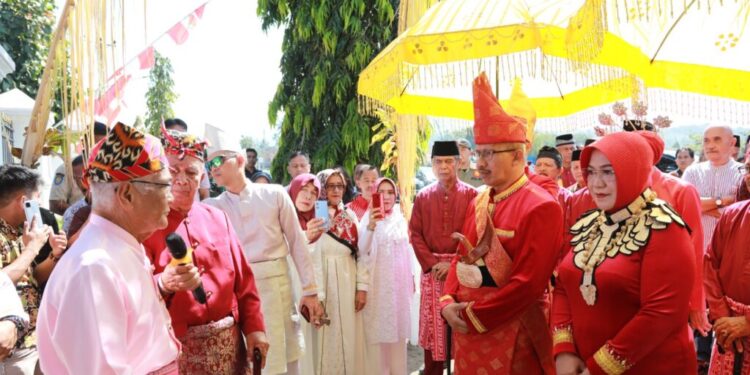 Pj Wali Kota Kotamobagu Ikuti Prosesi Adat Naik Rumah Dinas