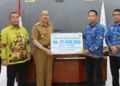 Pj Wali Kota Serahkan Santunan kepada Ahli Waris Peserta Jamsostek Non ASN Pemkot Kotamobagu
