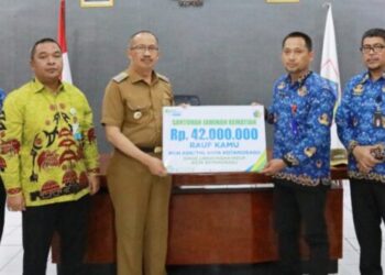 Pj Wali Kota Serahkan Santunan kepada Ahli Waris Peserta Jamsostek Non ASN Pemkot Kotamobagu