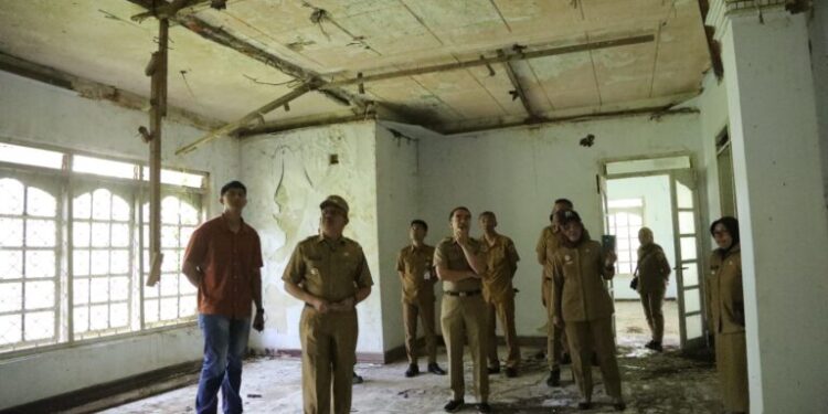 Ditinjau Pj Wali Kota, Dinas PUPR Kotamobagu Lakukan Pembersihan di Eks Rudis Bupati Bolmong