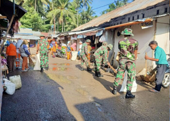 Kemanunggalan TNI-AD dan Masyarakat: Koramil 1303-01 Karya Bhakti di Pasar Kotamobagu