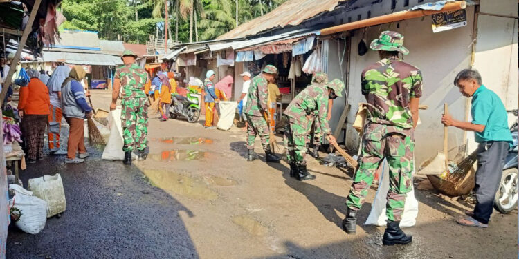 Kemanunggalan TNI-AD dan Masyarakat: Koramil 1303-01 Karya Bhakti di Pasar Kotamobagu