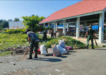 Antisipasi Banjir di Musim Penghujan, Koramil Bolaang Uki Ajak Warga Toluaya Bersih-bersih Sampah