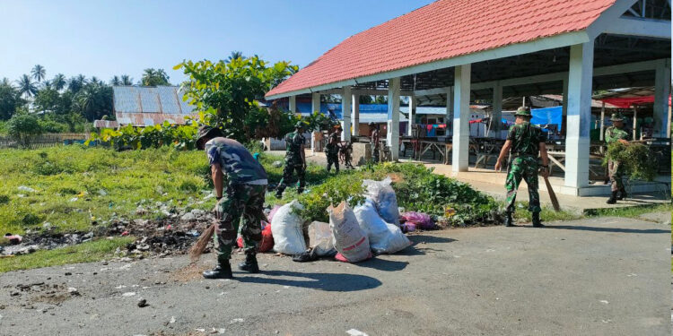Antisipasi Banjir di Musim Penghujan, Koramil Bolaang Uki Ajak Warga Toluaya Bersih-bersih Sampah