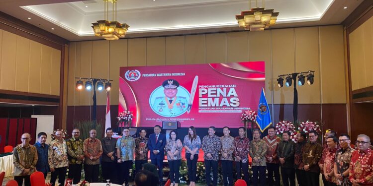 Asripan Nani Hadiri Penganugerahan Penghargaan Pena Emas kepada Gubernur Sulut