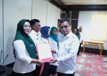 Pj Bupati Bolmut Serahkan 9 SK PLT Kepala Sekolah, Berikut Nama-namanya