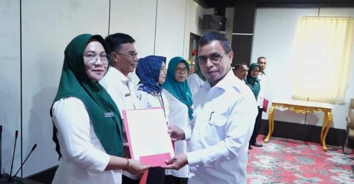 Pj Bupati Bolmut Serahkan 9 SK PLT Kepala Sekolah, Berikut Nama-namanya