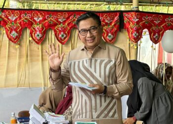 Hamin Pou Berikan Hak Suara di TPS 2 Desa Toluaya Bolsel