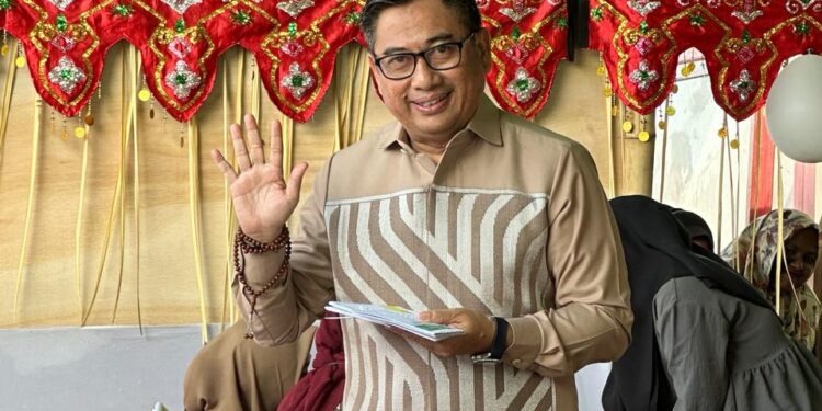 Hamin Pou Berikan Hak Suara di TPS 2 Desa Toluaya Bolsel