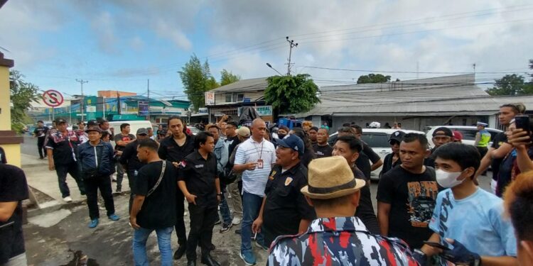 Ratusan Warga Desak Aparat Penegak Hukum Tuntaskan Kasus Kepala BP2MI Benny Ramdhani