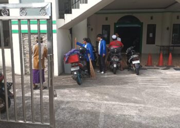 Peduli Lingkungan, Mahasiswa Unima Gotong Royong Bersihkan Masjid Al-Mubasyirin Dibulan Suci Ramadhan
