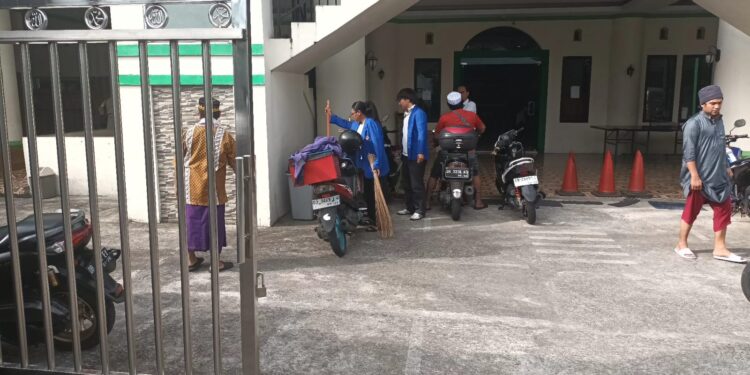 Peduli Lingkungan, Mahasiswa Unima Gotong Royong Bersihkan Masjid Al-Mubasyirin Dibulan Suci Ramadhan