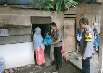 Polsek Tutuyan Gelar Jumat Berkah, Plh Kapolsek Pauldi B Sihotang Bagikan Sembako kepada Warga