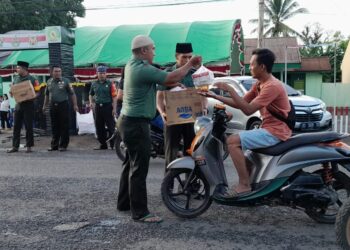 Bulan Penuh Berkah, Koramil 1303-11/Lolak dan Polres Bolmong Berbagi Takjil dan Buka Puasa Bersama Masyarakat