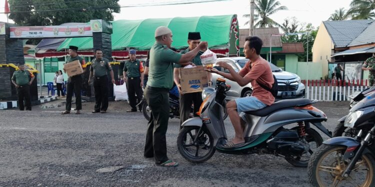 Bulan Penuh Berkah, Koramil 1303-11/Lolak dan Polres Bolmong Berbagi Takjil dan Buka Puasa Bersama Masyarakat