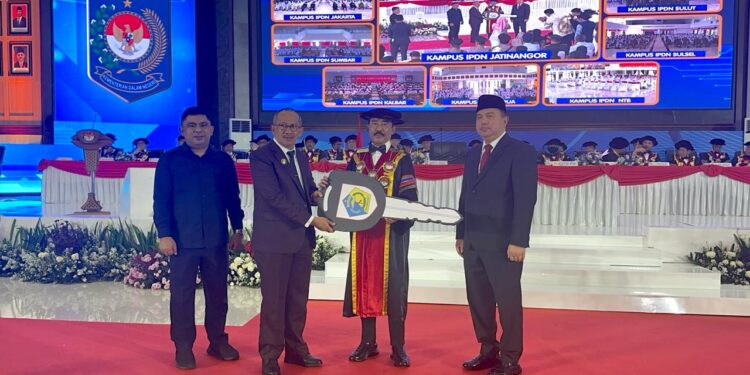 HUT IPDN Kampus Sulut, Pj Wali Kota Asripan Nani Serahkan 1 Unit Bus Bantuan Pemkot Kotamobagu