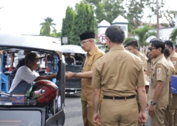 Pj Wali Kota dan ASN Pemkot Kotamobagu Berbagi Takjil Kepada Masyarakat