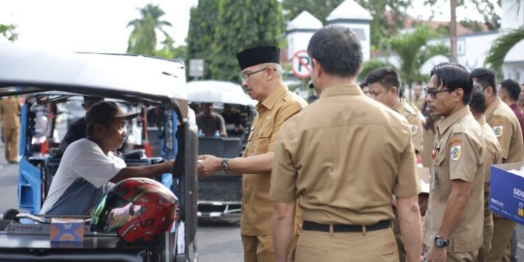 Pj Wali Kota dan ASN Pemkot Kotamobagu Berbagi Takjil Kepada Masyarakat