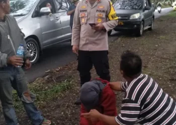 Viral!! Polisi Diminut Mendadak Berubah Jadi ‘Superhero’ Bantu Masyarakat Usai Alami Lakalantas