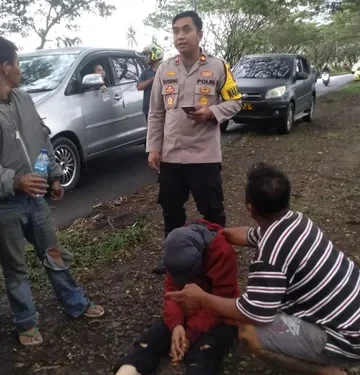 Viral!! Polisi Diminut Mendadak Berubah Jadi ‘Superhero’ Bantu Masyarakat Usai Alami Lakalantas