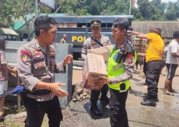 Tanah Longsor Tutupi Akses Jalan, Polres Bitung ‘Drop’ Bantuan Dipolsek Lembeh Selatan