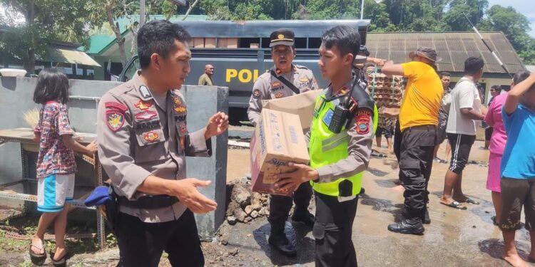 Tanah Longsor Tutupi Akses Jalan, Polres Bitung ‘Drop’ Bantuan Dipolsek Lembeh Selatan
