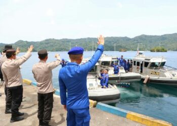 4 Kapal Ditpolairud Polda Sulut Bersama Puluhan Personel Dikerahkan Bantu Warga Terdampak Erupsi Gunung Ruang di Sitaro