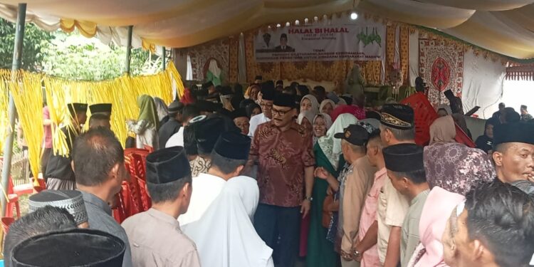Disambut Antusias oleh Warga, Bupati Limi Mokodompit Hadiri Halal Bi Halal di Desa Tudu Aog