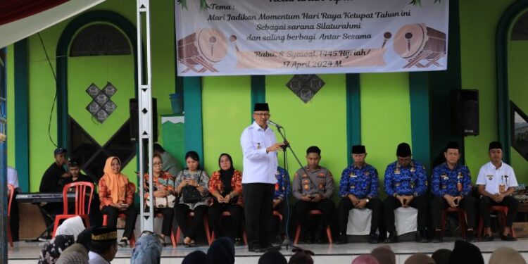 Pj Wali Kota dan Ketua DWP Provinsi Sulut Hadiri Hari Raya Ketupat di Kelurahan Upai