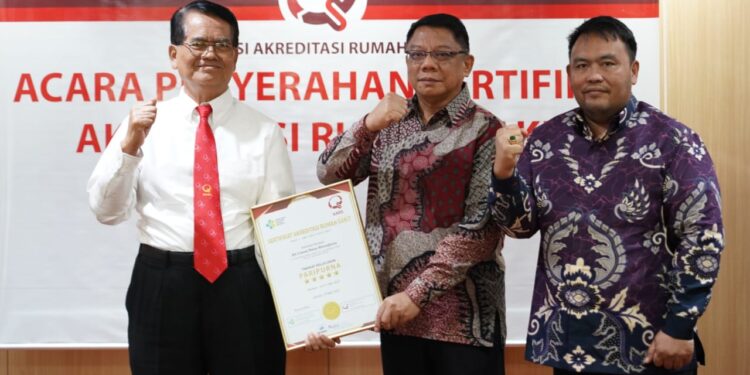 Wakili Bupati Limi, Abdullah Mokoginta Terima Sertifikat Akreditasi Paripurna RSUD Datoe Binangkang Bolmong