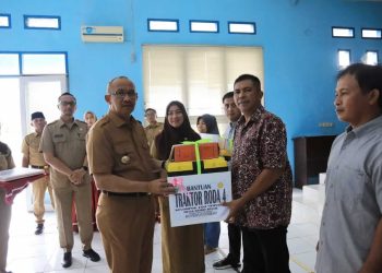 Pj Wali Kota Kotamobagu Serahkan Bantuan Traktor ke Lima Poktan