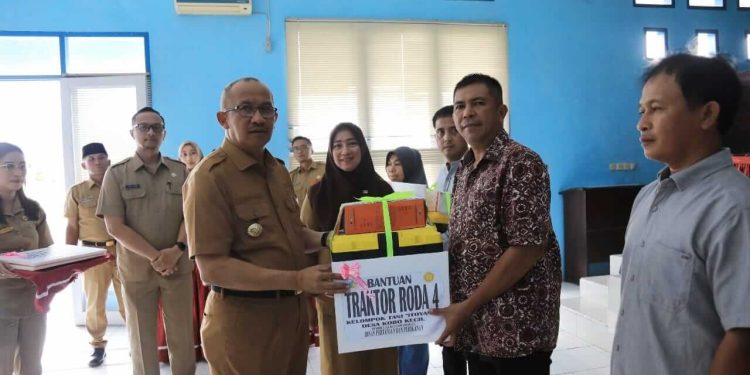 Pj Wali Kota Kotamobagu Serahkan Bantuan Traktor ke Lima Poktan