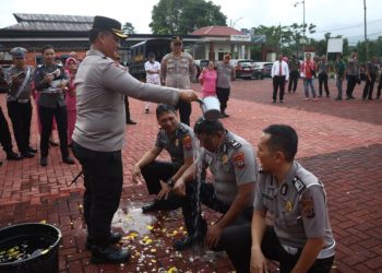 25 Personil Polres Tomohon Terima Hadiah Jelang HUT Bhayangkara Ke-78