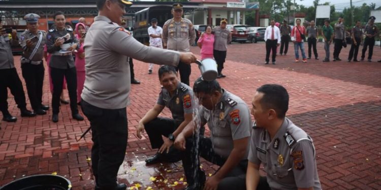 25 Personil Polres Tomohon Terima Hadiah Jelang HUT Bhayangkara Ke-78