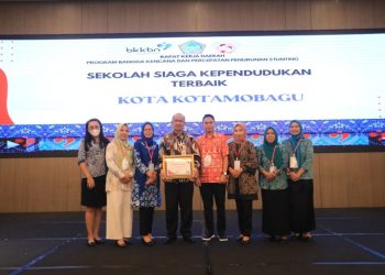 Pj Wali Kota KotamobaguTerima Penghargaan Sekolah Siaga Kependudukan Terbaik Sulut 2024