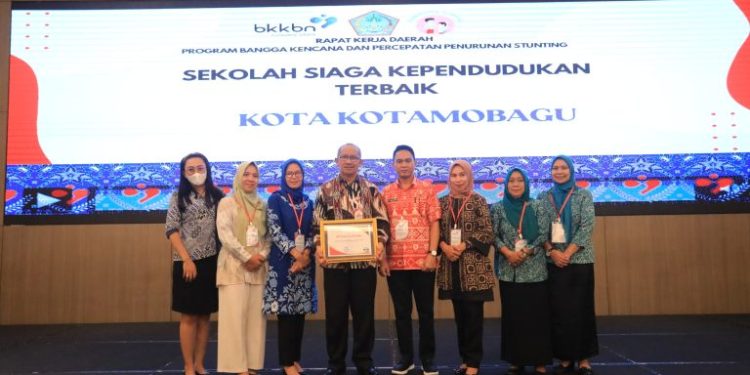 Pj Wali Kota KotamobaguTerima Penghargaan Sekolah Siaga Kependudukan Terbaik Sulut 2024