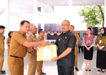 Pj Wali Kota Kotamobagu Serahkan SPPDT PBB-P2 2024, Dorong Optimalisasi Pendapatan Daerah
