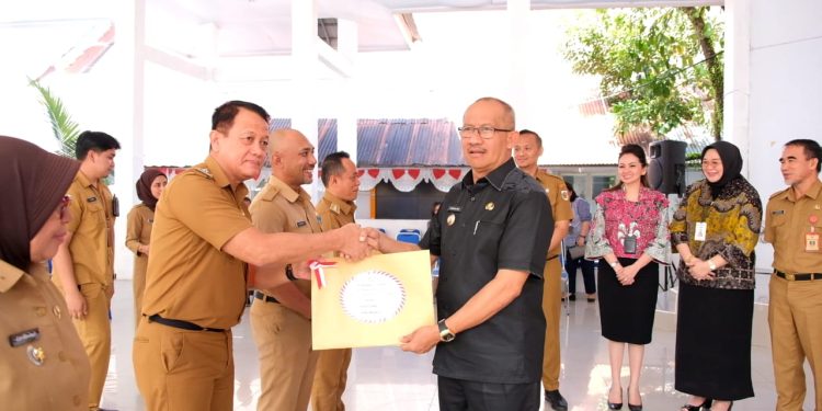 Pj Wali Kota Kotamobagu Serahkan SPPDT PBB-P2 2024, Dorong Optimalisasi Pendapatan Daerah